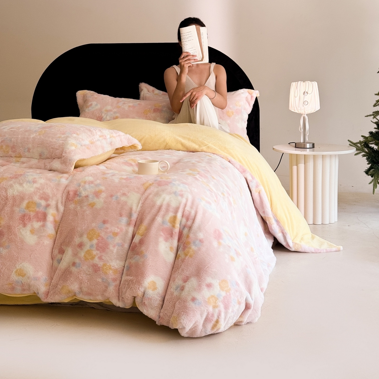 91家纺网 家纺一手货源 找家纺 7V 2025新款A类兔毛绒印花床单四件套夹棉床盖床笠四件套全工艺牛奶绒    拈花一笑