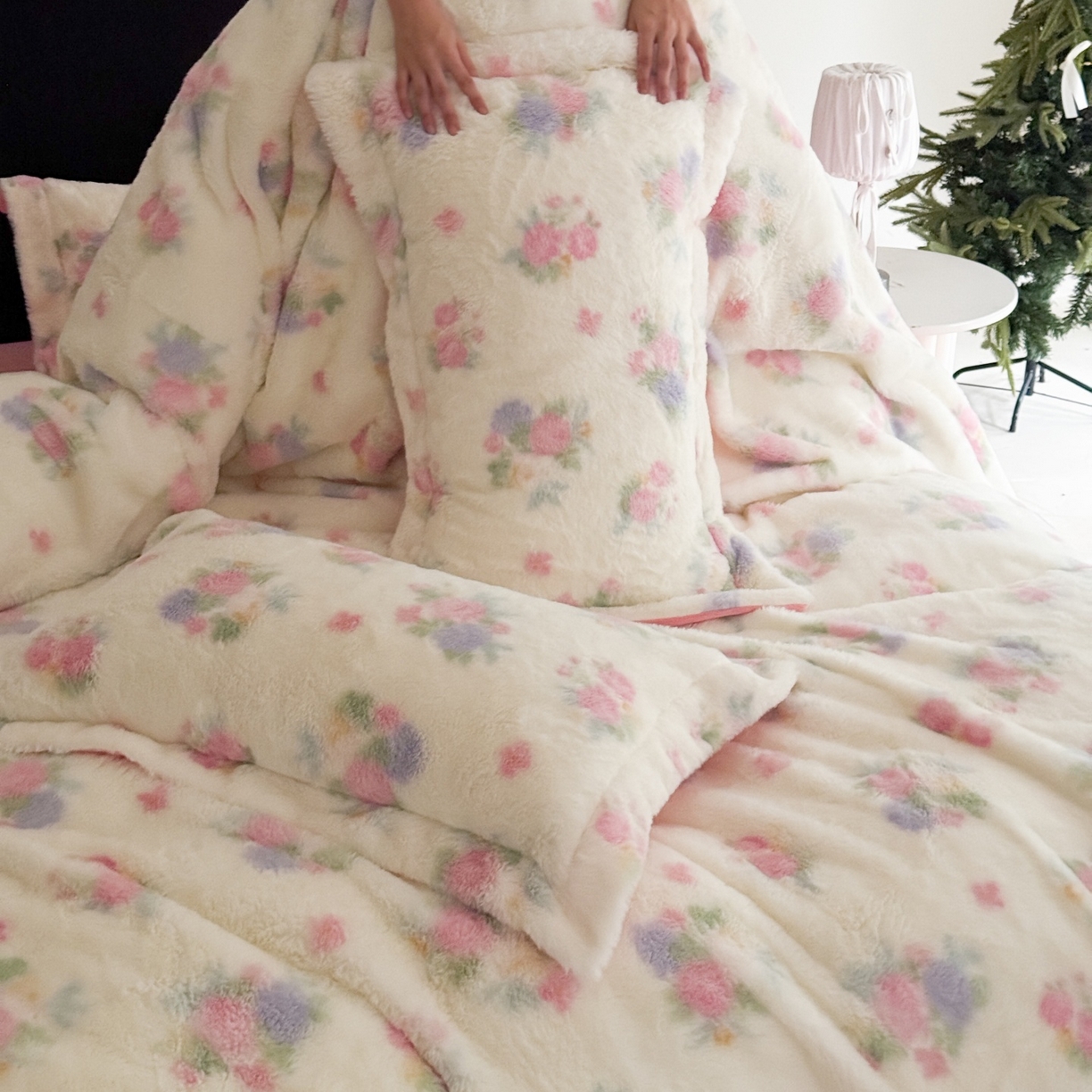 91家纺网 家纺一手货源 找家纺 7V 2025新款A类兔毛绒印花床单四件套夹棉床盖床笠四件套全工艺牛奶绒    花晨月夕