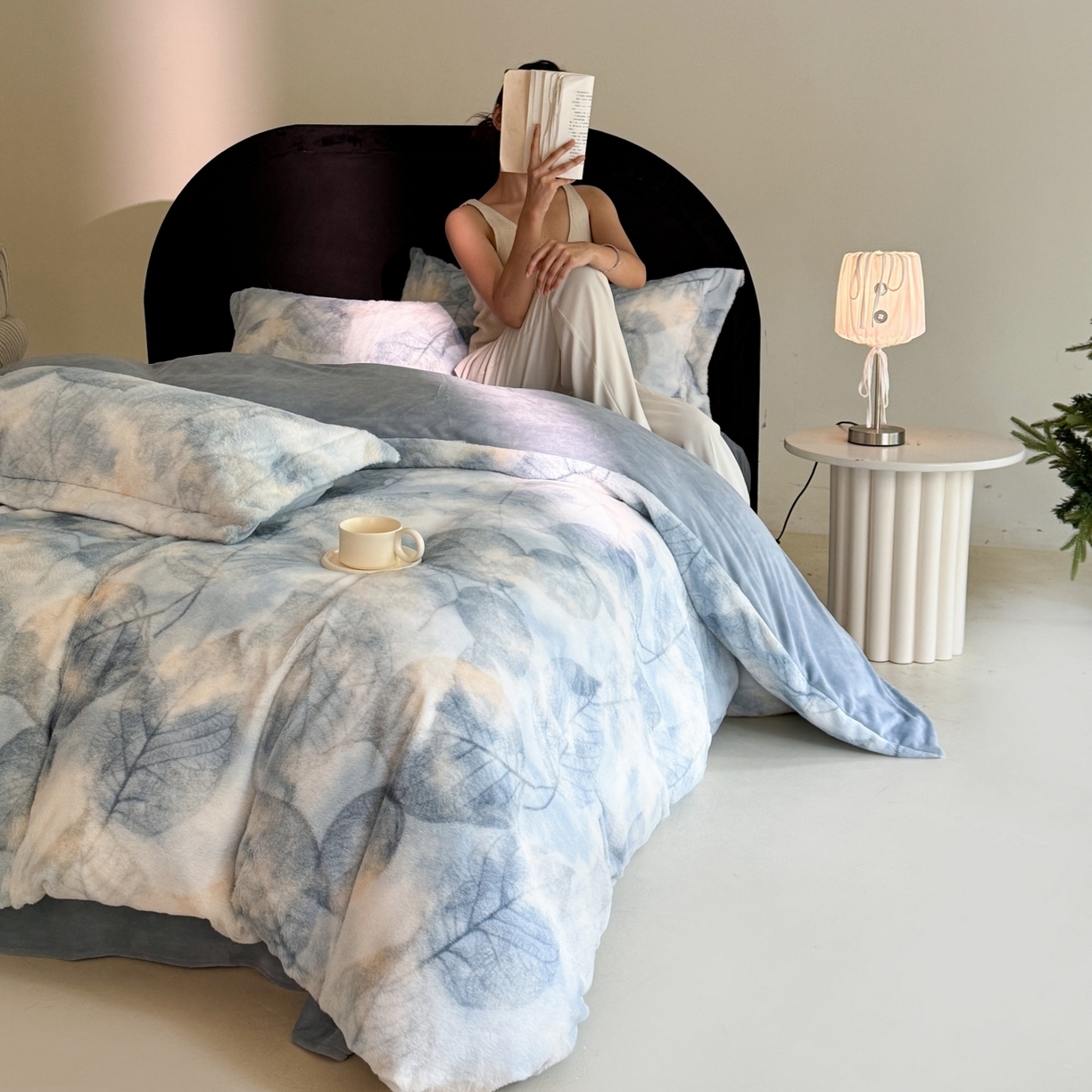 91家纺网 家纺一手货源 找家纺 7V 2025新款A类兔毛绒印花床单四件套夹棉床盖床笠四件套全工艺牛奶绒    叶知秋