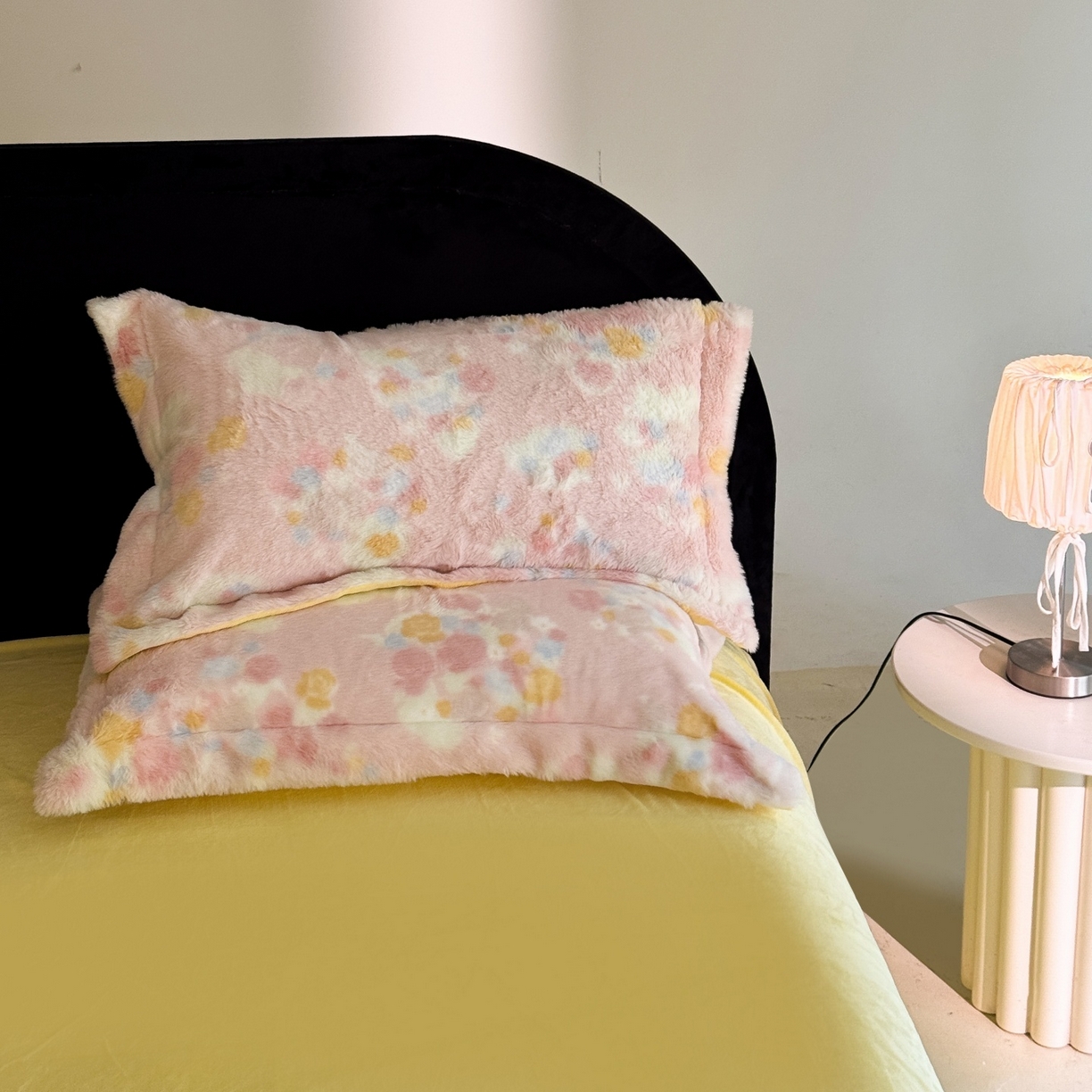 91家纺网 家纺一手货源 找家纺 7V 2025新款A类兔毛绒印花床单四件套夹棉床盖床笠四件套全工艺牛奶绒    拈花一笑