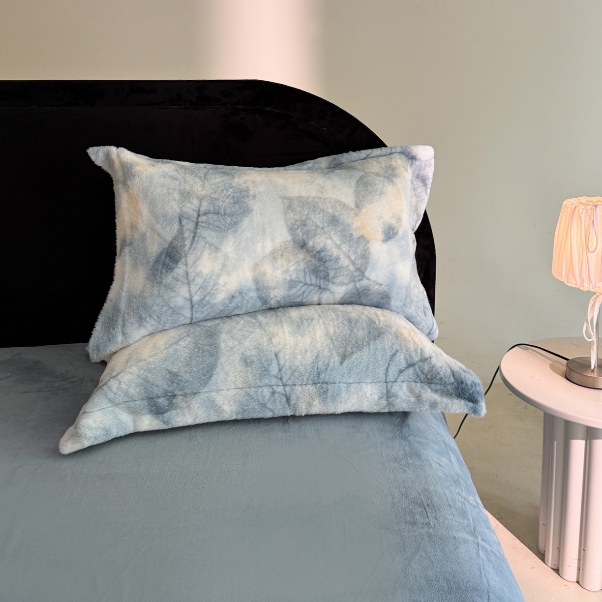 91家纺网 家纺一手货源 找家纺 7V 2025新款A类兔毛绒印花床单四件套夹棉床盖床笠四件套全工艺牛奶绒    叶知秋