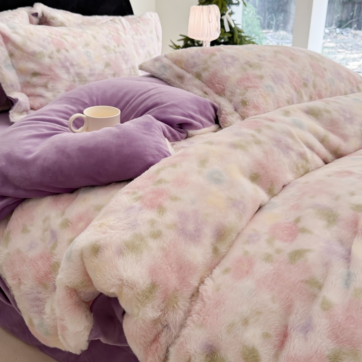 91家纺网 家纺一手货源 找家纺 7V 2025新款A类兔毛绒印花床单四件套夹棉床盖床笠四件套全工艺牛奶绒    百紫千红