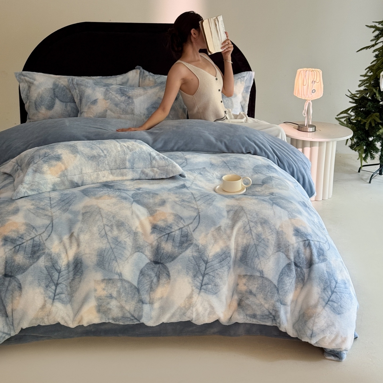 91家纺网 家纺一手货源 找家纺 7V 2025新款A类兔毛绒印花床单四件套夹棉床盖床笠四件套全工艺牛奶绒    叶知秋