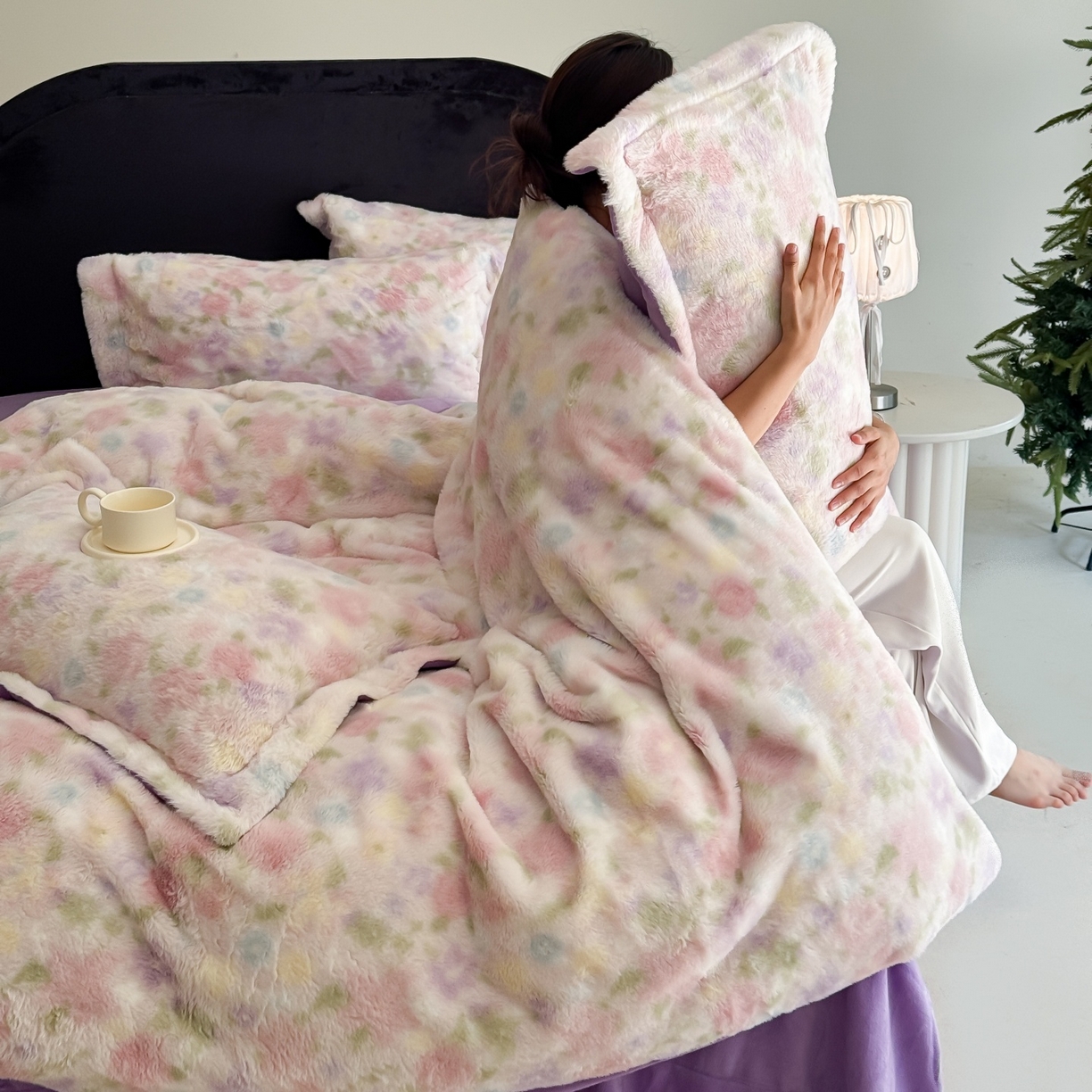 91家纺网 家纺一手货源 找家纺 7V 2025新款A类兔毛绒印花床单四件套夹棉床盖床笠四件套全工艺牛奶绒    百紫千红