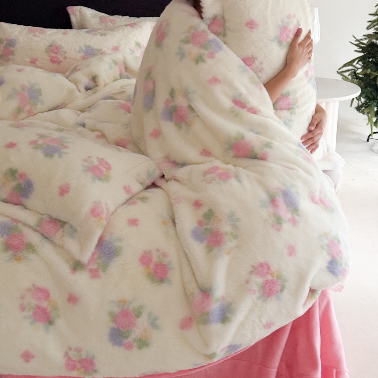 91家纺网 家纺一手货源 找家纺 7V 2025新款A类兔毛绒印花床单四件套夹棉床盖床笠四件套全工艺牛奶绒    花晨月夕