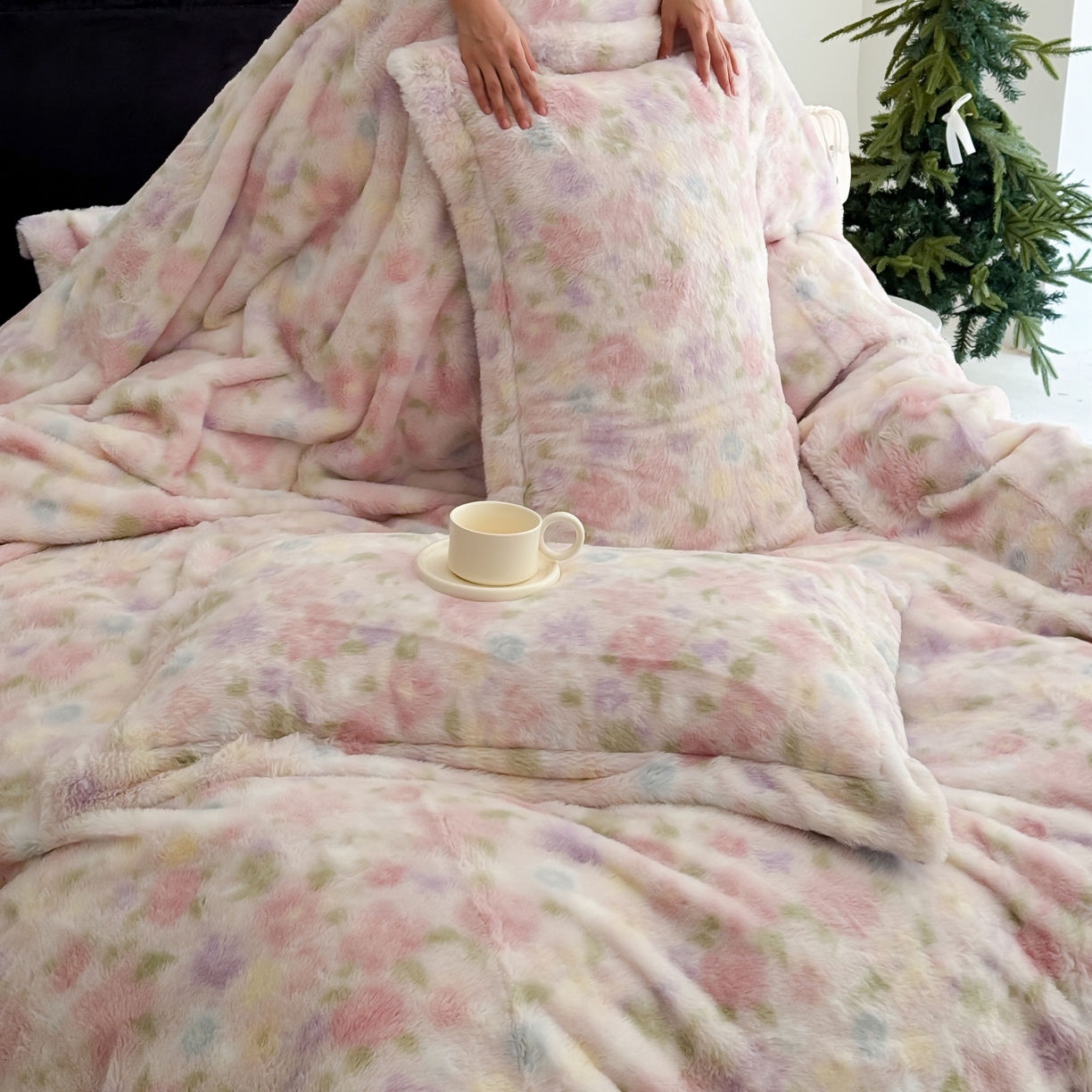 91家纺网 家纺一手货源 找家纺 7V 2025新款A类兔毛绒印花床单四件套夹棉床盖床笠四件套全工艺牛奶绒    百紫千红