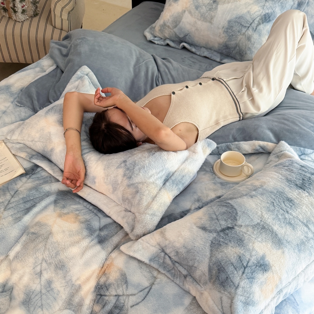 91家纺网 家纺一手货源 找家纺 7V 2025新款A类兔毛绒印花床单四件套夹棉床盖床笠四件套全工艺牛奶绒    叶知秋