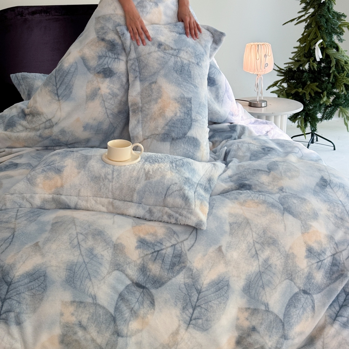 91家纺网 家纺一手货源 找家纺 7V 2025新款A类兔毛绒印花床单四件套夹棉床盖床笠四件套全工艺牛奶绒    叶知秋