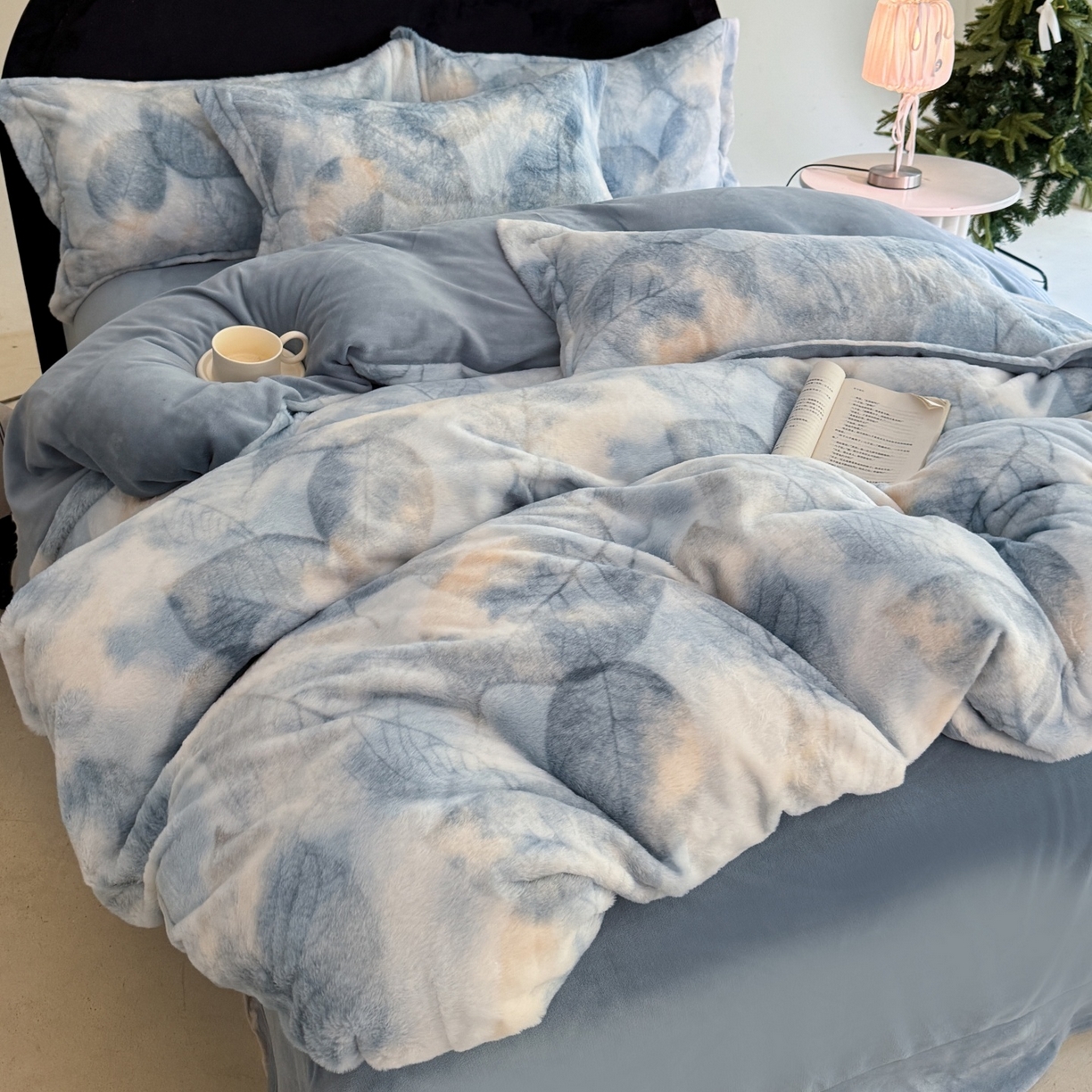 91家纺网 家纺一手货源 找家纺 7V 2025新款A类兔毛绒印花床单四件套夹棉床盖床笠四件套全工艺牛奶绒    叶知秋