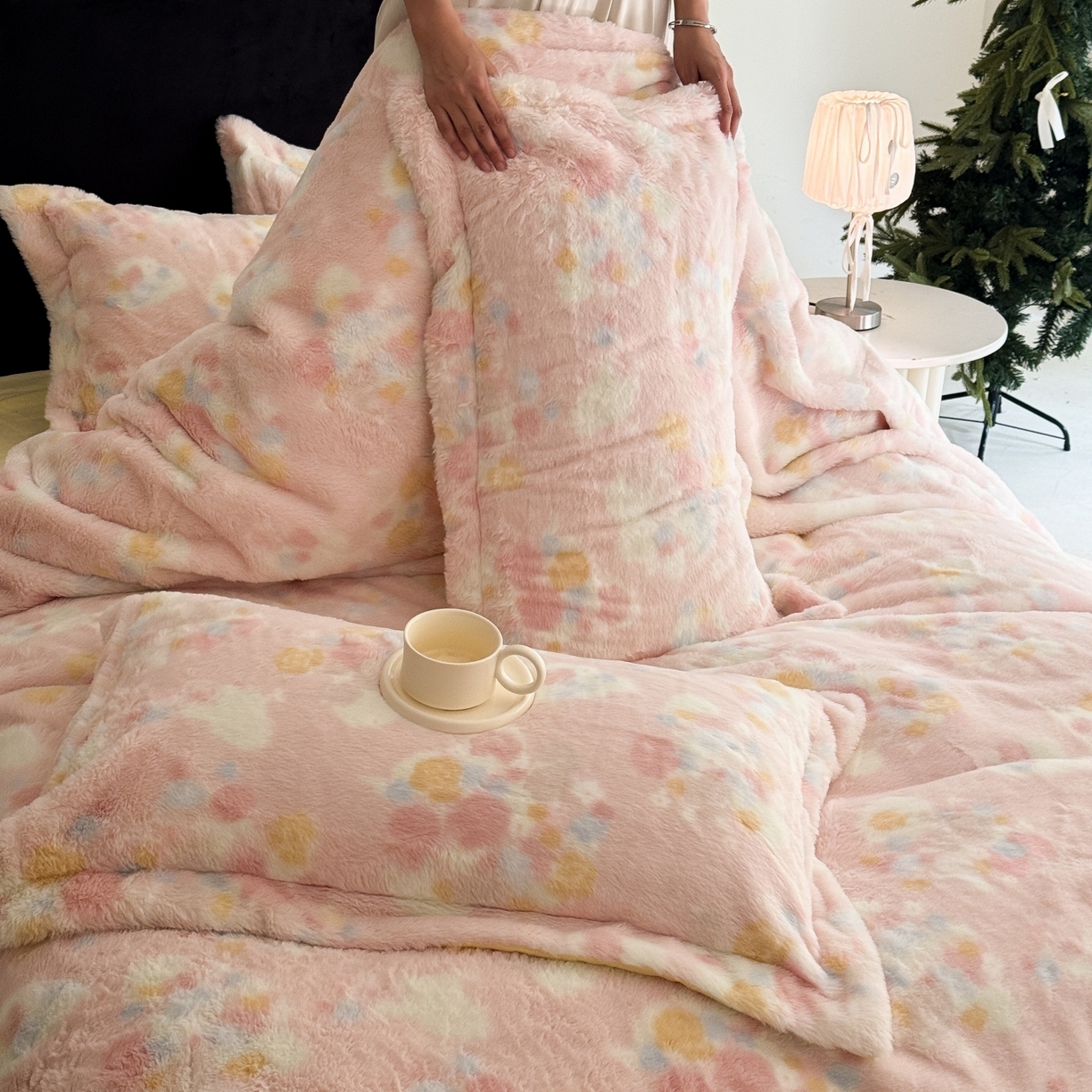 91家纺网 家纺一手货源 找家纺 7V 2025新款A类兔毛绒印花床单四件套夹棉床盖床笠四件套全工艺牛奶绒    拈花一笑