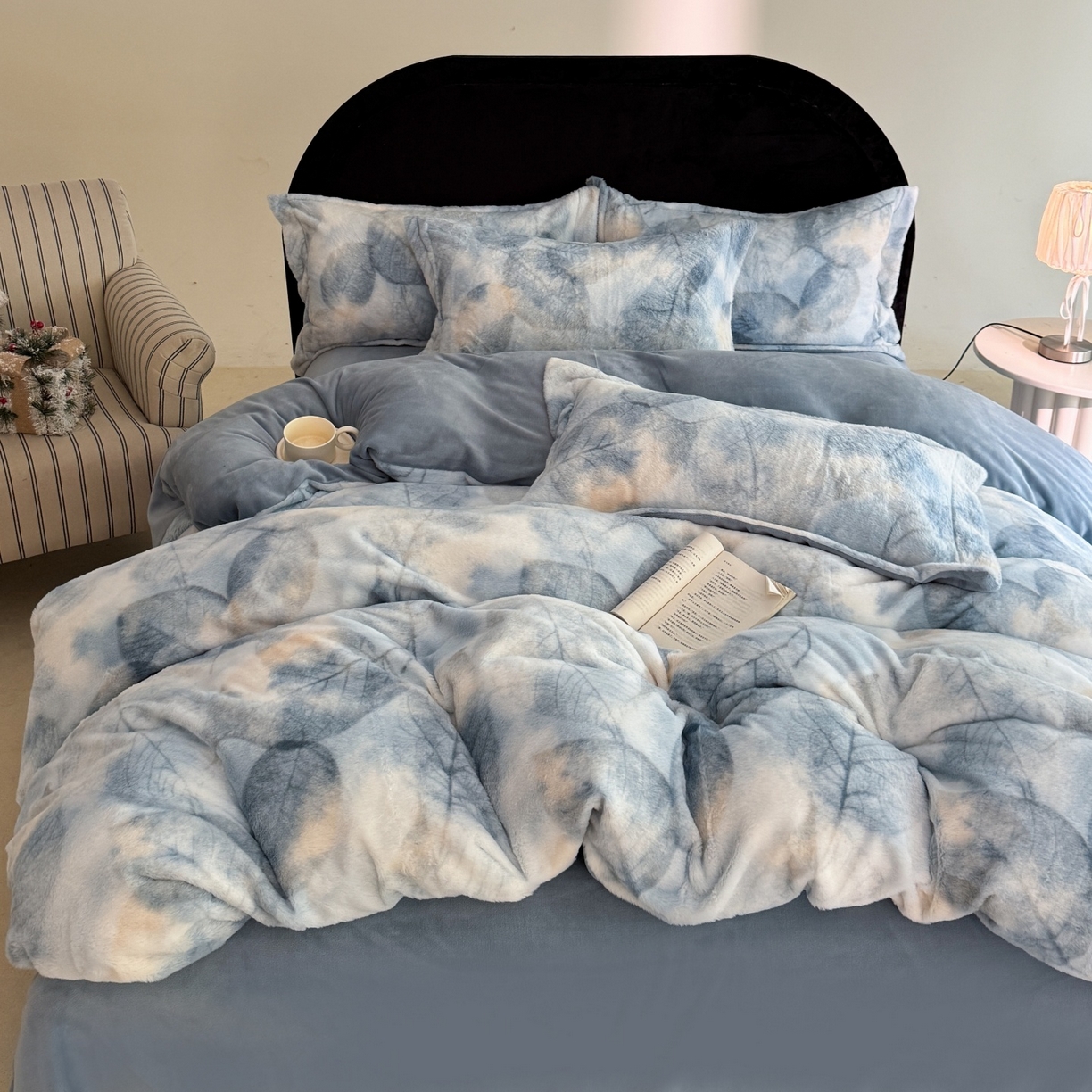 91家纺网 家纺一手货源 找家纺 7V 2025新款A类兔毛绒印花床单四件套夹棉床盖床笠四件套全工艺牛奶绒    叶知秋