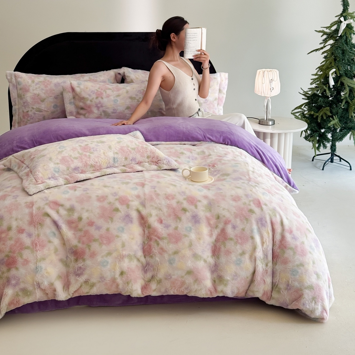 91家纺网 家纺一手货源 找家纺 7V 2025新款A类兔毛绒印花床单四件套夹棉床盖床笠四件套全工艺牛奶绒    百紫千红