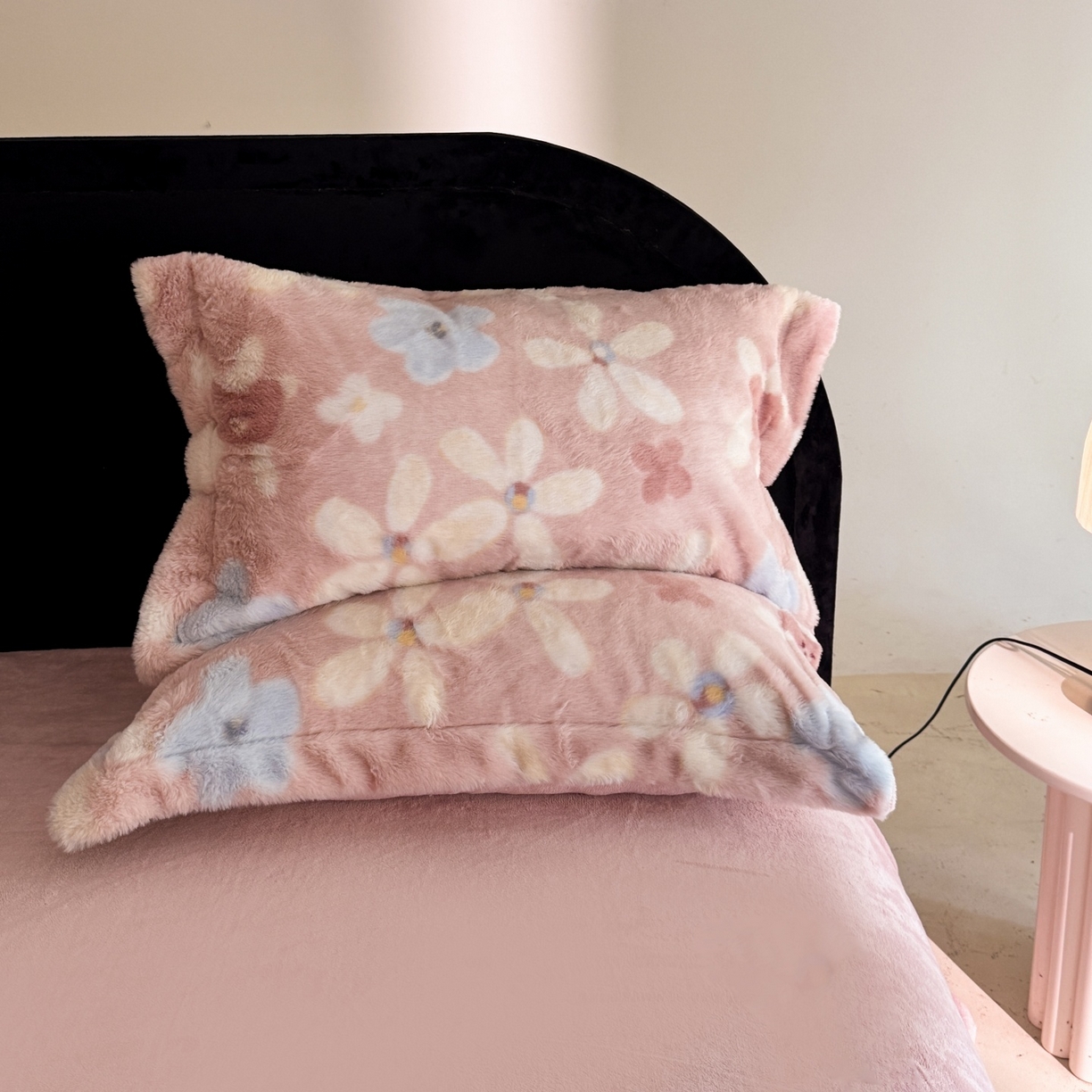 91家纺网 家纺一手货源 找家纺 7V 2025新款A类兔毛绒印花床单四件套夹棉床盖床笠四件套全工艺牛奶绒    典雅风范