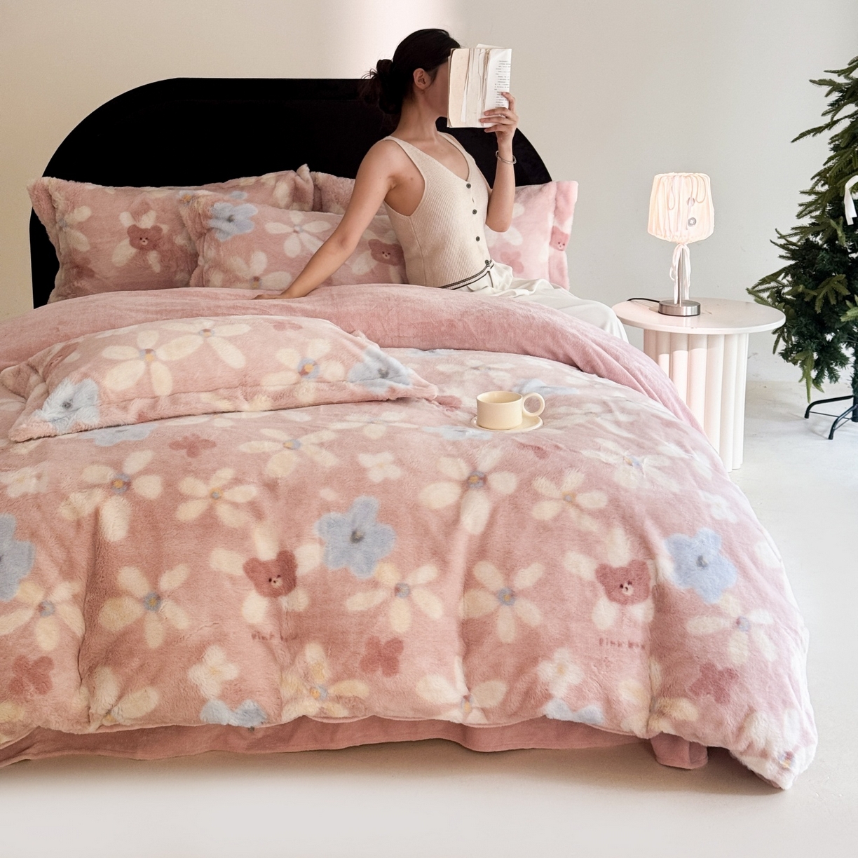 91家纺网 家纺一手货源 找家纺 7V 2025新款A类兔毛绒印花床单四件套夹棉床盖床笠四件套全工艺牛奶绒    典雅风范