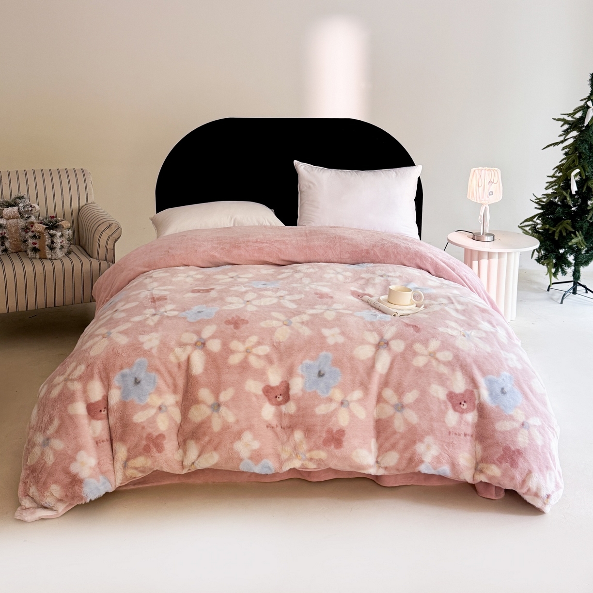 91家纺网 家纺一手货源 找家纺 7V 2025新款A类兔毛绒印花床单四件套夹棉床盖床笠四件套全工艺牛奶绒    典雅风范