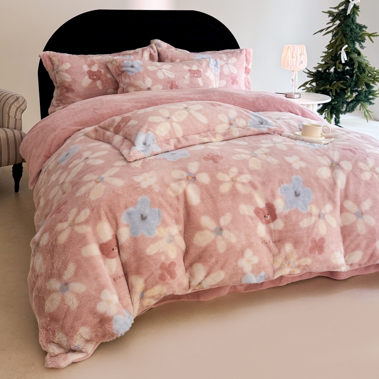 91家纺网 家纺一手货源 找家纺 7V 2025新款A类兔毛绒印花床单四件套夹棉床盖床笠四件套全工艺牛奶绒    典雅风范