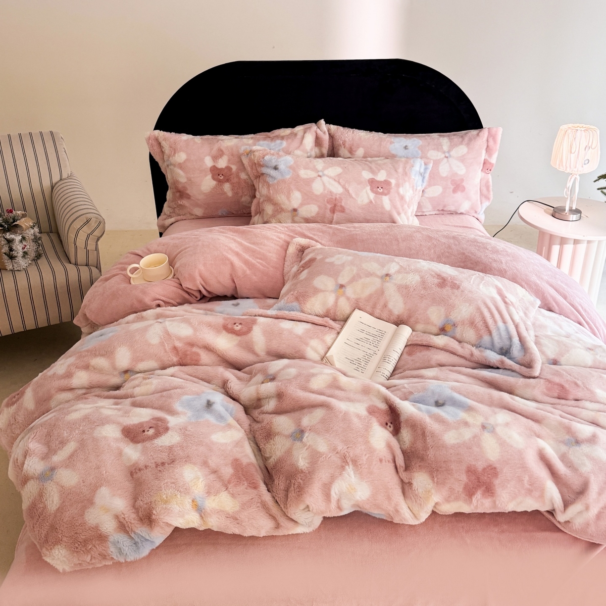 91家纺网 家纺一手货源 找家纺 7V 2025新款A类兔毛绒印花床单四件套夹棉床盖床笠四件套全工艺牛奶绒    典雅风范