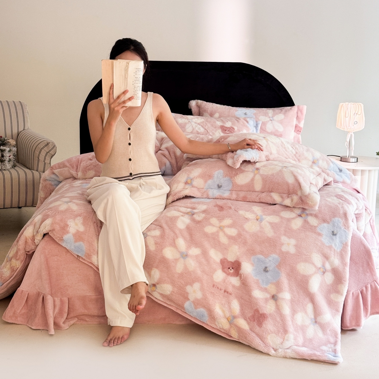 91家纺网 家纺一手货源 找家纺 7V 2025新款A类兔毛绒印花床单四件套夹棉床盖床笠四件套全工艺牛奶绒    典雅风范