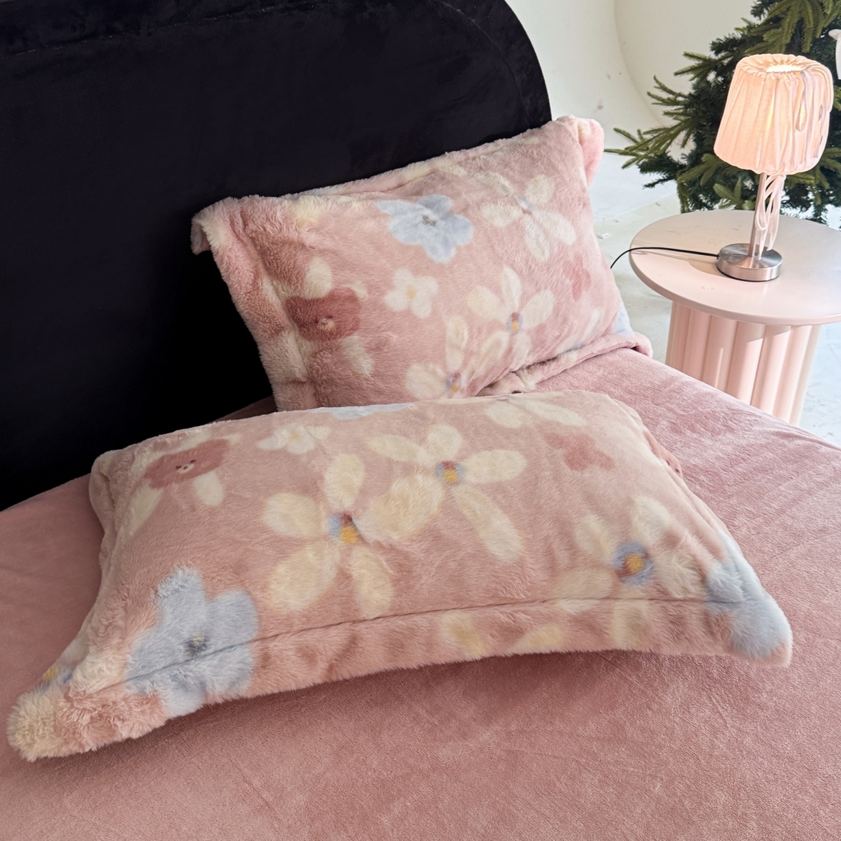 91家纺网 家纺一手货源 找家纺 7V 2025新款A类兔毛绒印花床单四件套夹棉床盖床笠四件套全工艺牛奶绒    典雅风范