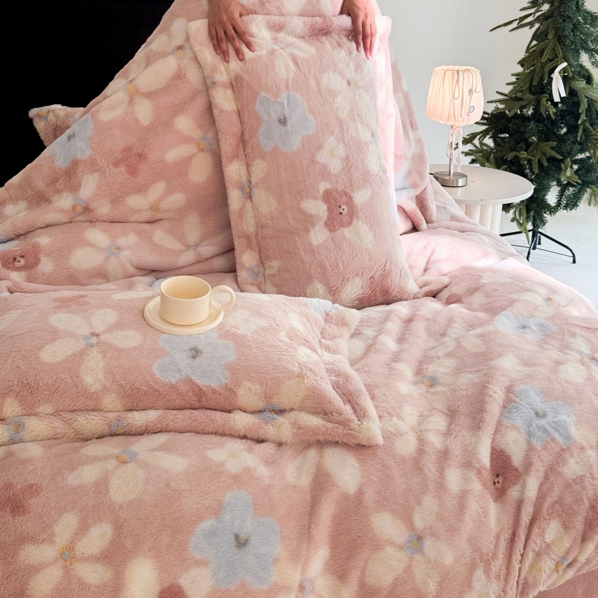 91家纺网 家纺一手货源 找家纺 7V 2025新款A类兔毛绒印花床单四件套夹棉床盖床笠四件套全工艺牛奶绒    典雅风范