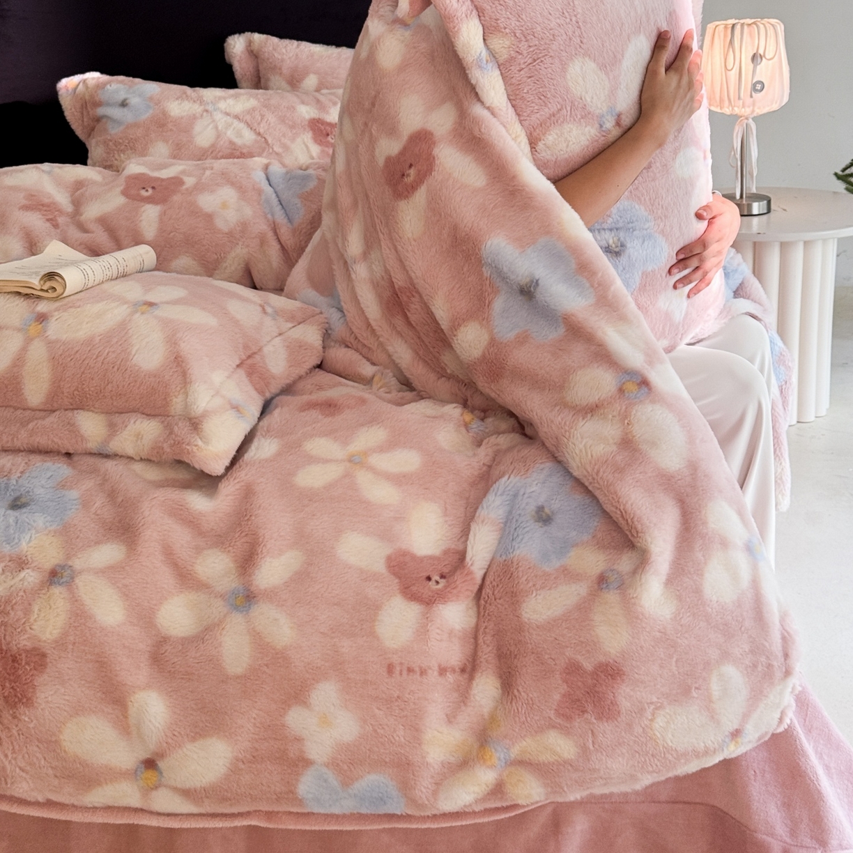 91家纺网 家纺一手货源 找家纺 7V 2025新款A类兔毛绒印花床单四件套夹棉床盖床笠四件套全工艺牛奶绒    典雅风范