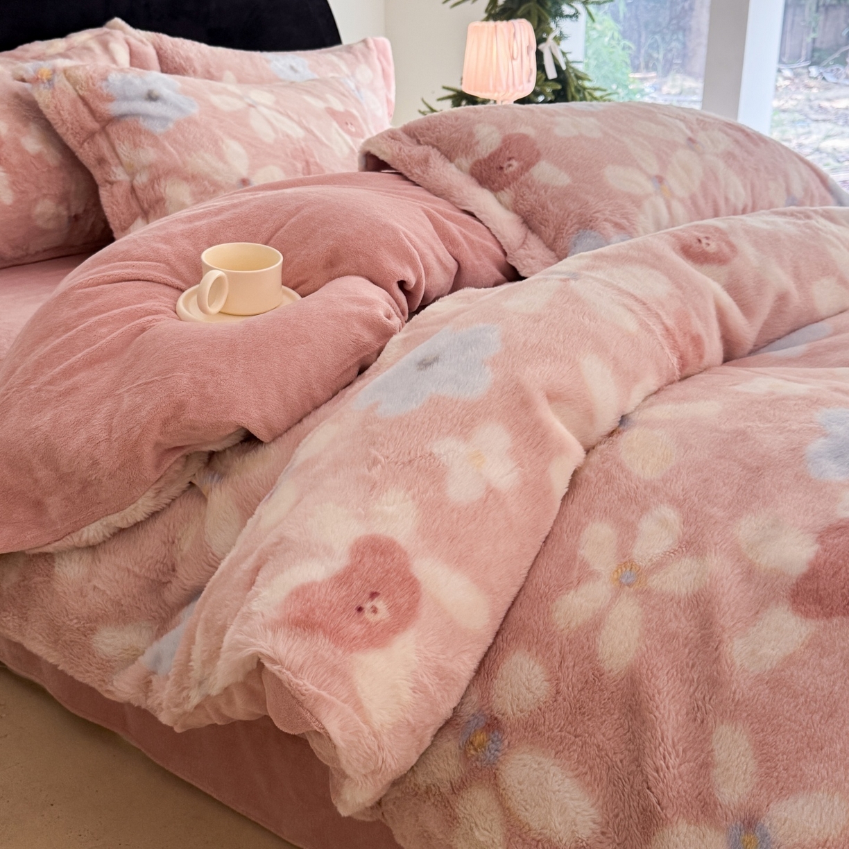 91家纺网 家纺一手货源 找家纺 7V 2025新款A类兔毛绒印花床单四件套夹棉床盖床笠四件套全工艺牛奶绒    典雅风范