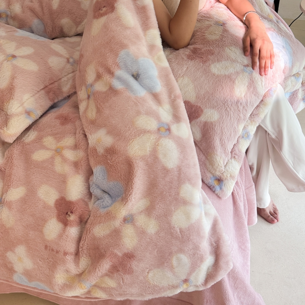 91家纺网 家纺一手货源 找家纺 7V 2025新款A类兔毛绒印花床单四件套夹棉床盖床笠四件套全工艺牛奶绒    典雅风范