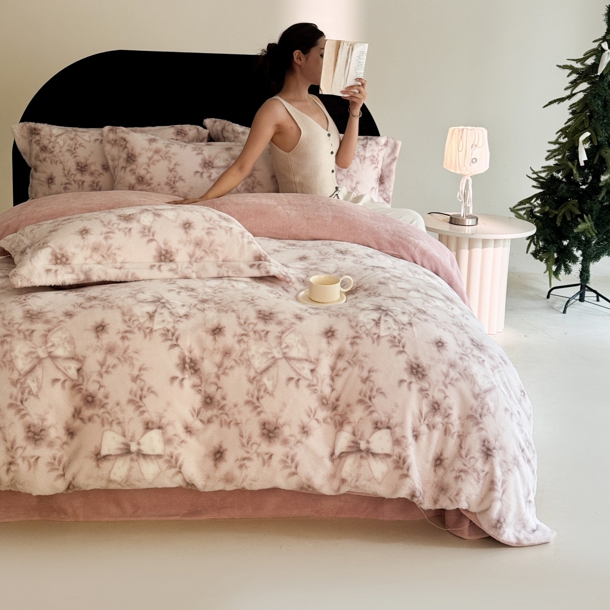 91家纺网 家纺一手货源 找家纺 7V 2025新款A类兔毛绒印花床单四件套夹棉床盖床笠四件套全工艺牛奶绒    千千蝶结