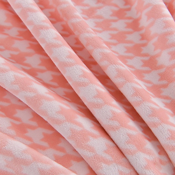 91家纺网 家纺一手货源 找家纺 绘萱2025新品爆款8斤包边印花牛奶绒四件套床裙款法莱绒金貂貂狐 千鸟格-粉