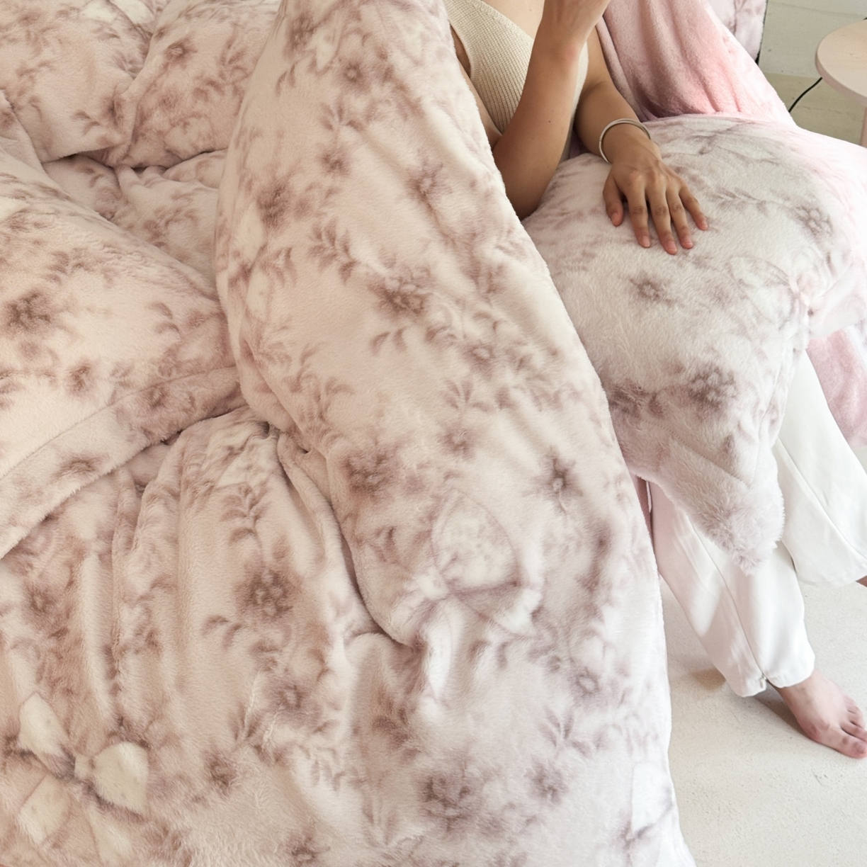 91家纺网 家纺一手货源 找家纺 7V 2025新款A类兔毛绒印花床单四件套夹棉床盖床笠四件套全工艺牛奶绒    千千蝶结