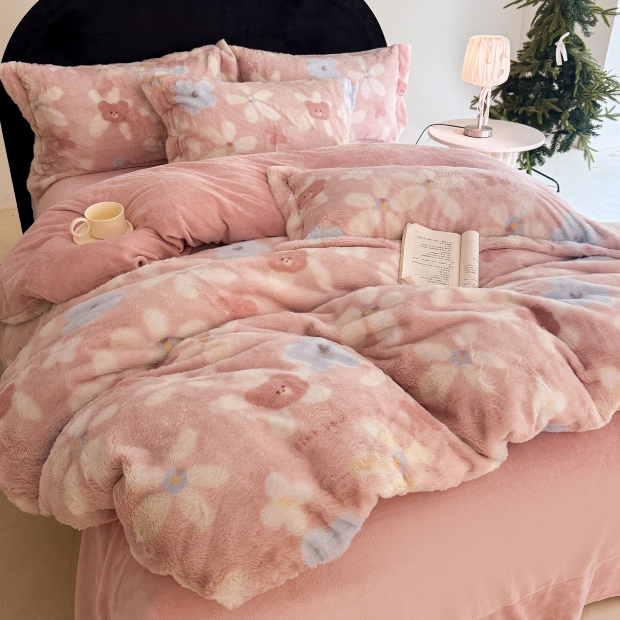 91家纺网 家纺一手货源 找家纺 7V 2025新款A类兔毛绒印花床单四件套夹棉床盖床笠四件套全工艺牛奶绒    典雅风范