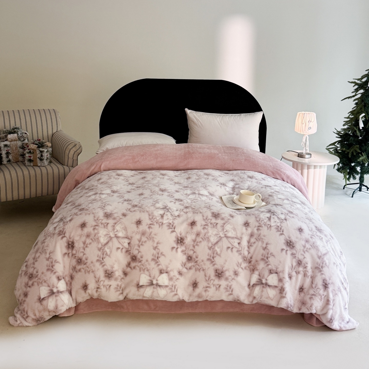 91家纺网 家纺一手货源 找家纺 7V 2025新款A类兔毛绒印花床单四件套夹棉床盖床笠四件套全工艺牛奶绒    千千蝶结