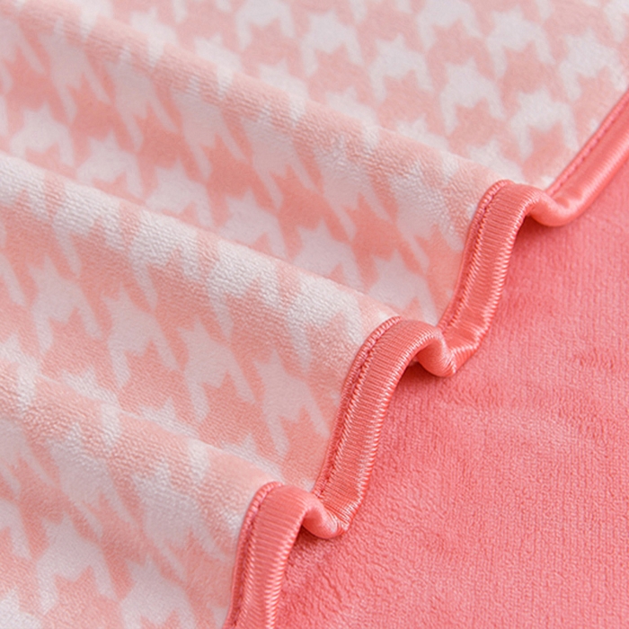 91家纺网 家纺一手货源 找家纺 绘萱2025新品爆款8斤包边印花牛奶绒四件套床裙款法莱绒金貂貂狐 千鸟格-粉