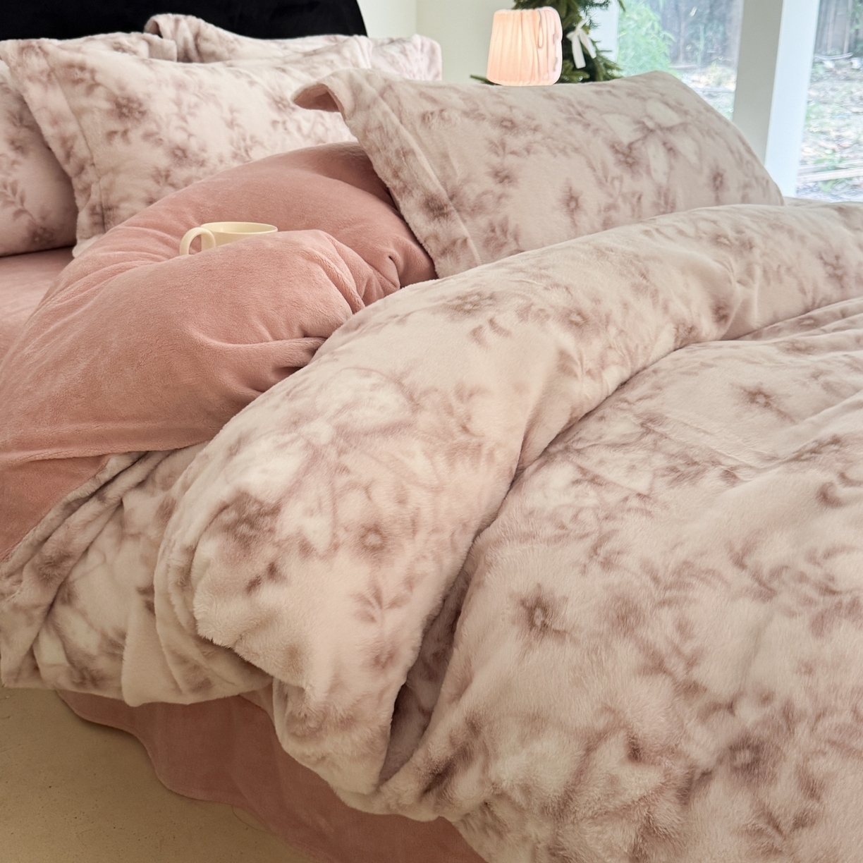 91家纺网 家纺一手货源 找家纺 7V 2025新款A类兔毛绒印花床单四件套夹棉床盖床笠四件套全工艺牛奶绒    千千蝶结