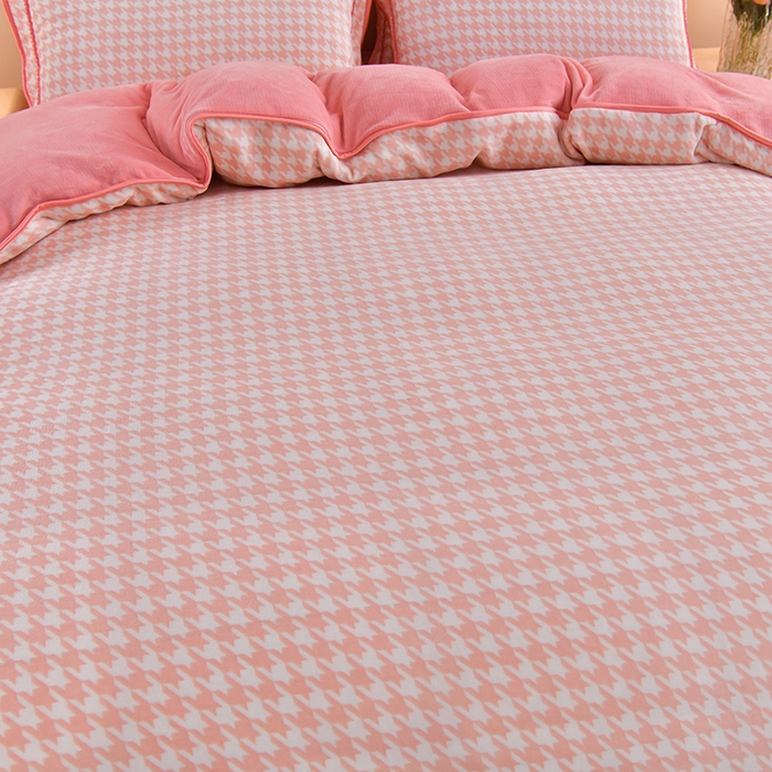 91家纺网 家纺一手货源 找家纺 绘萱2025新品爆款8斤包边印花牛奶绒四件套床裙款法莱绒金貂貂狐 千鸟格-粉