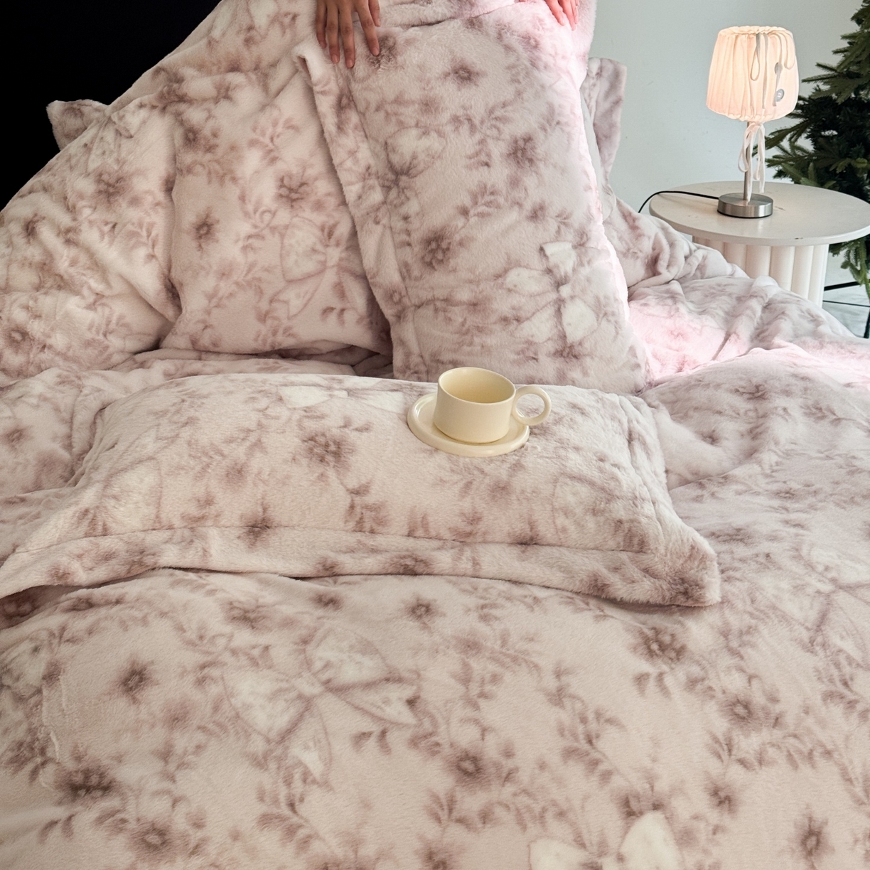 91家纺网 家纺一手货源 找家纺 7V 2025新款A类兔毛绒印花床单四件套夹棉床盖床笠四件套全工艺牛奶绒    千千蝶结