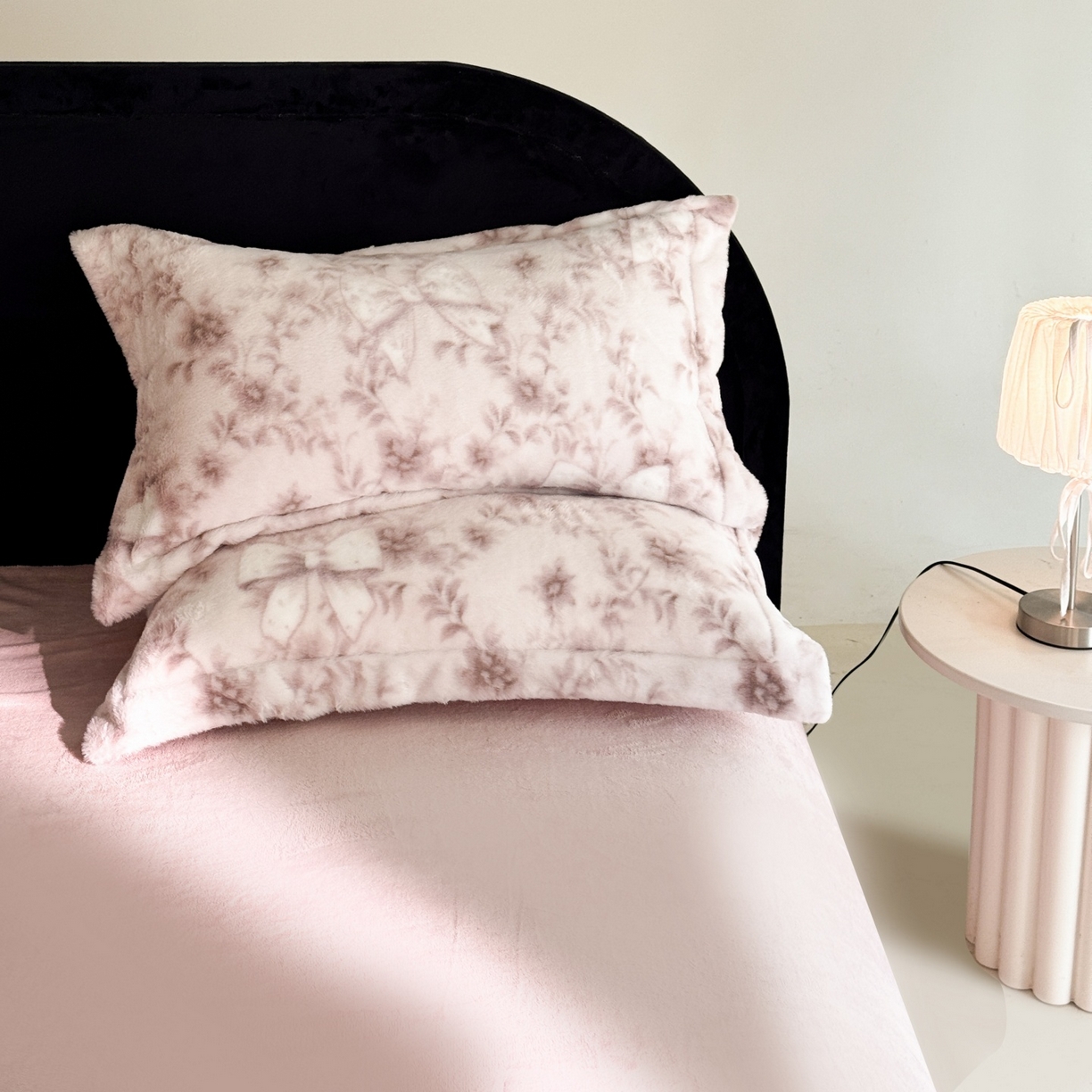 91家纺网 家纺一手货源 找家纺 7V 2025新款A类兔毛绒印花床单四件套夹棉床盖床笠四件套全工艺牛奶绒    千千蝶结