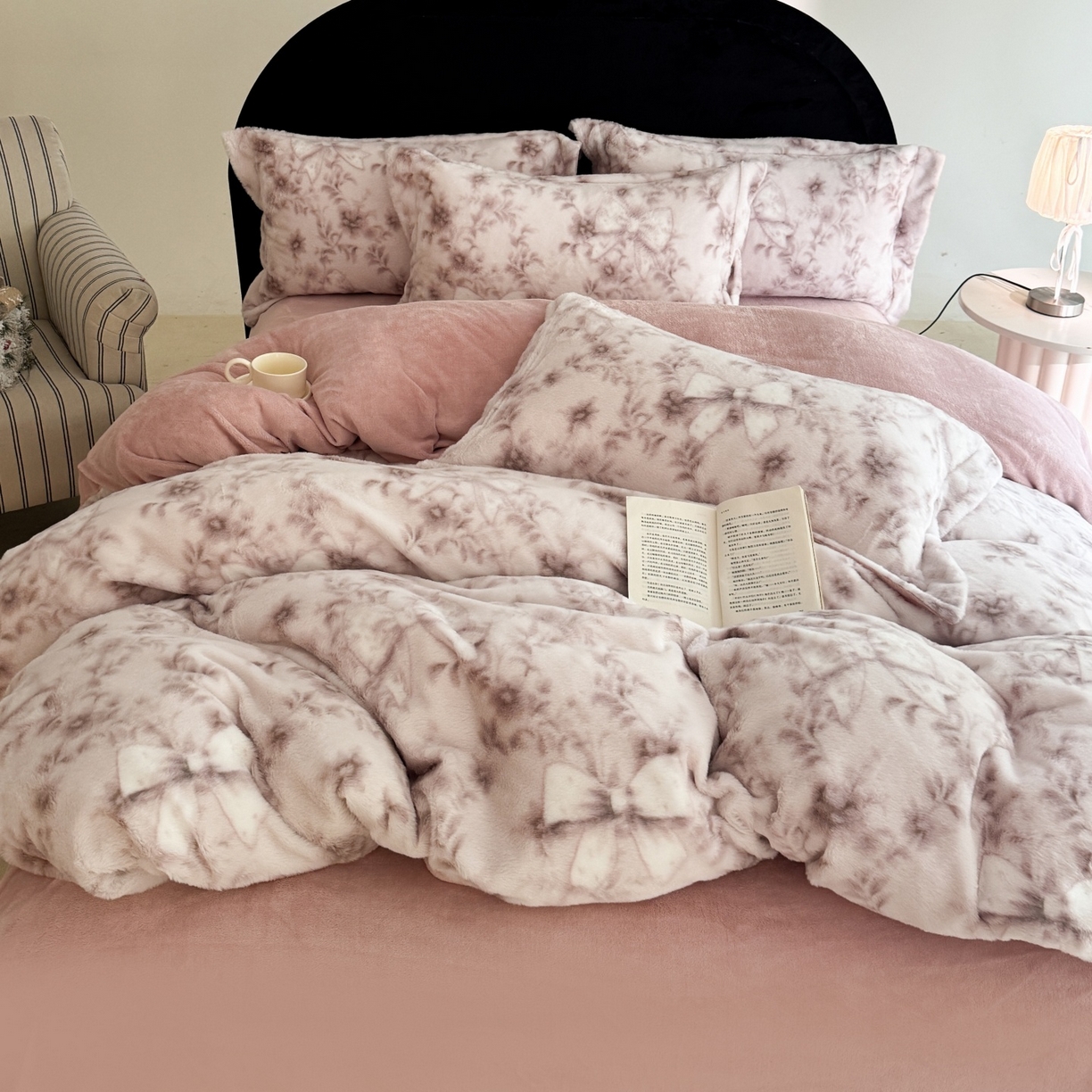 91家纺网 家纺一手货源 找家纺 7V 2025新款A类兔毛绒印花床单四件套夹棉床盖床笠四件套全工艺牛奶绒    千千蝶结