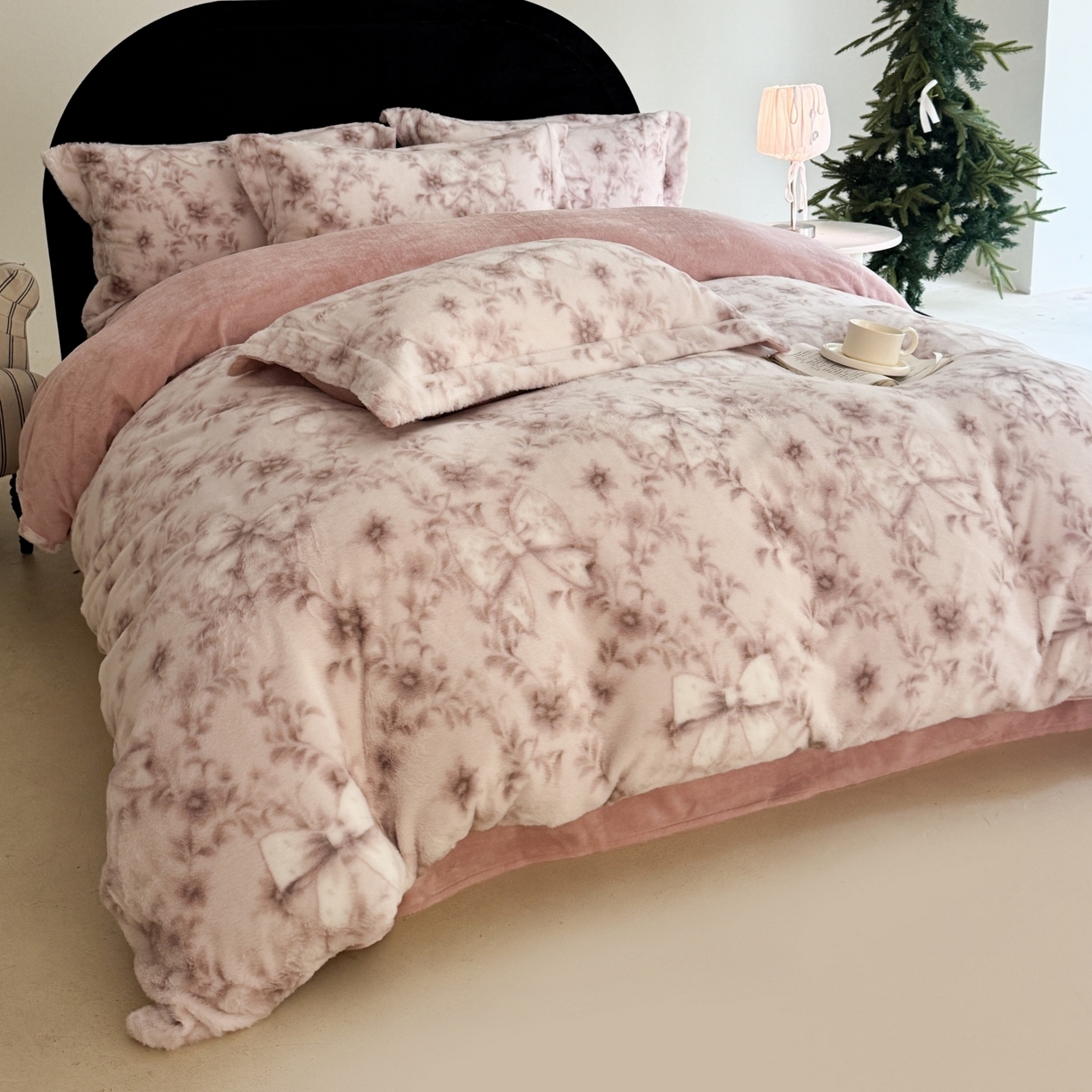 91家纺网 家纺一手货源 找家纺 7V 2025新款A类兔毛绒印花床单四件套夹棉床盖床笠四件套全工艺牛奶绒    千千蝶结