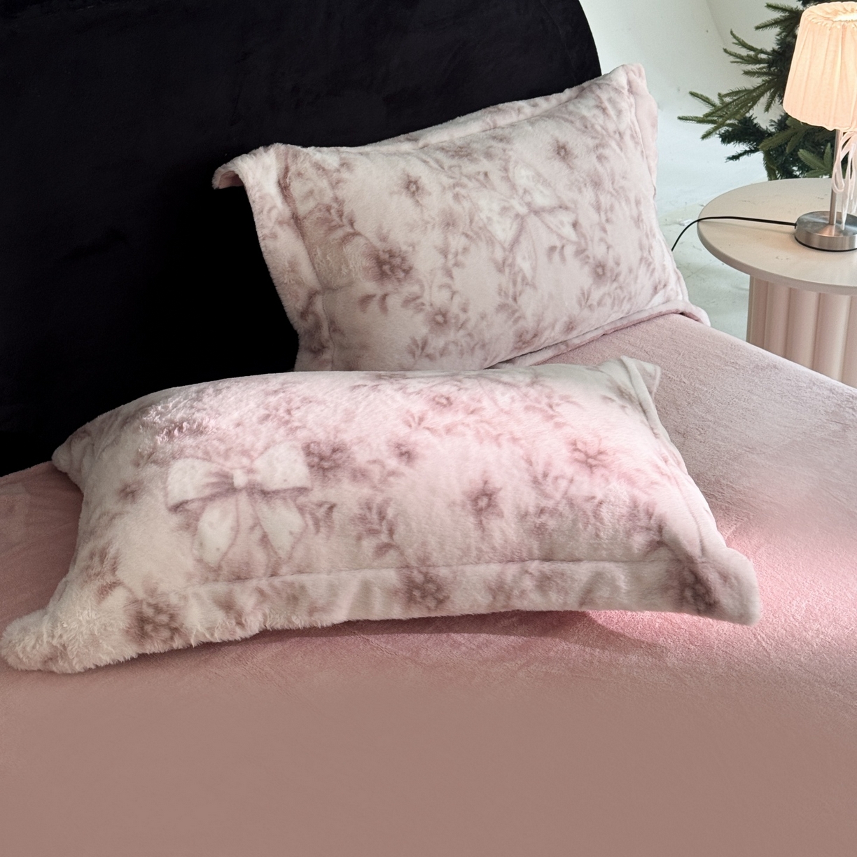 91家纺网 家纺一手货源 找家纺 7V 2025新款A类兔毛绒印花床单四件套夹棉床盖床笠四件套全工艺牛奶绒    千千蝶结