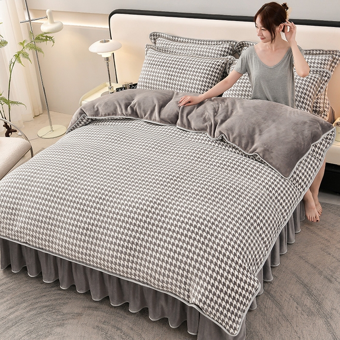 91家纺网 家纺一手货源 找家纺 绘萱2025新品爆款8斤包边印花牛奶绒四件套床裙款法莱绒金貂貂狐 千鸟格-灰