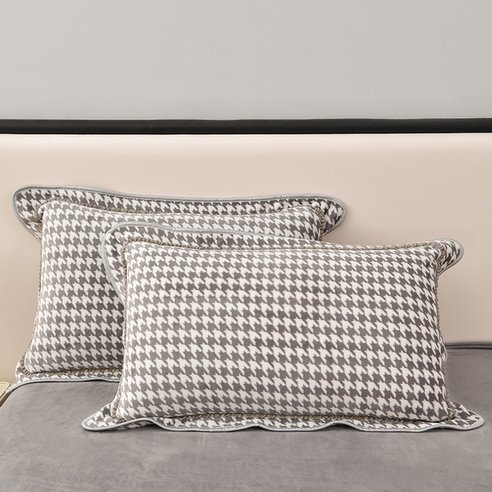 91家纺网 家纺一手货源 找家纺 绘萱2025新品爆款8斤包边印花牛奶绒四件套床裙款法莱绒金貂貂狐 千鸟格-灰