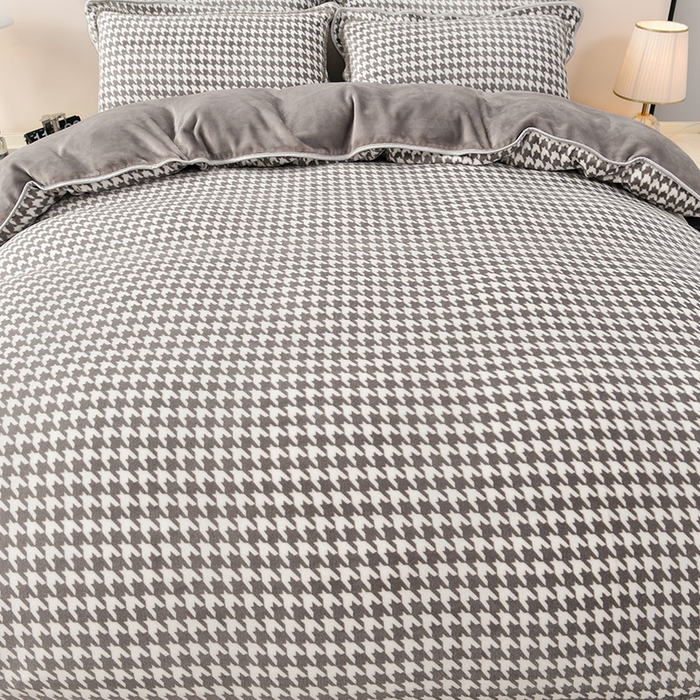 91家纺网 家纺一手货源 找家纺 绘萱2025新品爆款8斤包边印花牛奶绒四件套床裙款法莱绒金貂貂狐 千鸟格-灰