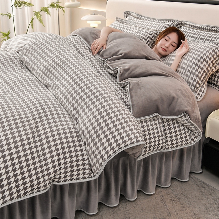 91家纺网 家纺一手货源 找家纺 绘萱2025新品爆款8斤包边印花牛奶绒四件套床裙款法莱绒金貂貂狐 千鸟格-灰