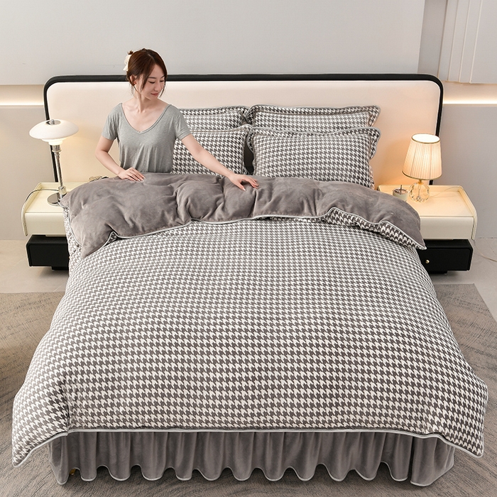 91家纺网 家纺一手货源 找家纺 绘萱2025新品爆款8斤包边印花牛奶绒四件套床裙款法莱绒金貂貂狐 千鸟格-灰