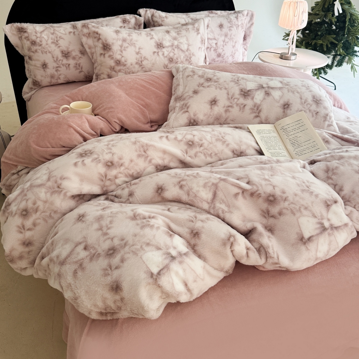 91家纺网 家纺一手货源 找家纺 7V 2025新款A类兔毛绒印花床单四件套夹棉床盖床笠四件套全工艺牛奶绒    千千蝶结