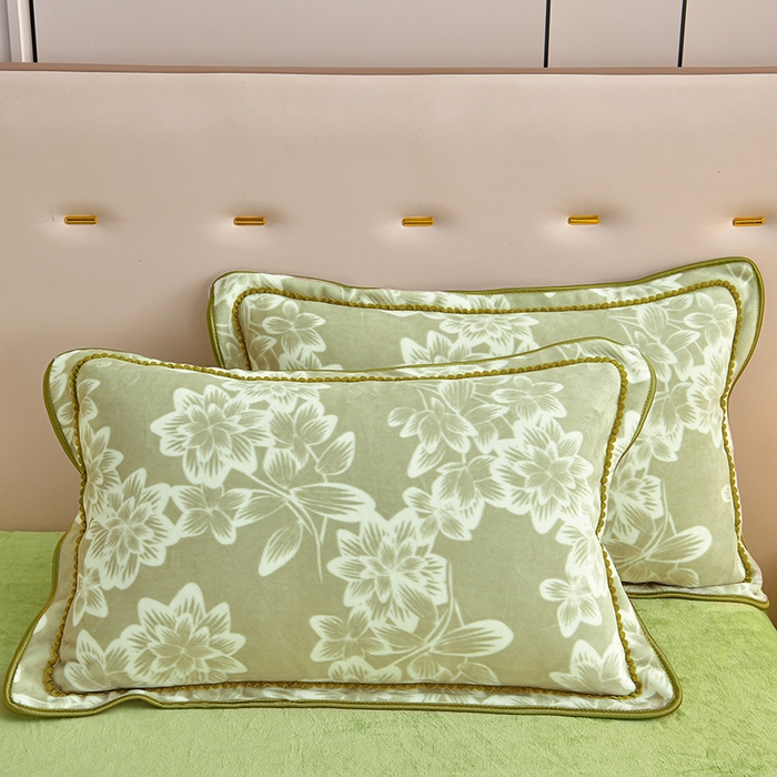 91家纺网 家纺一手货源 找家纺 绘萱2025新品爆款8斤包边印花牛奶绒四件套床裙款法莱绒金貂貂狐 青花