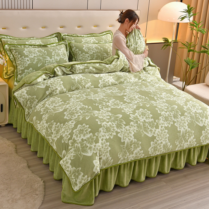 91家纺网 家纺一手货源 找家纺 绘萱2025新品爆款8斤包边印花牛奶绒四件套床裙款法莱绒金貂貂狐 青花