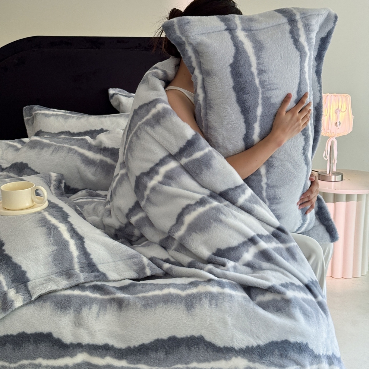 91家纺网 家纺一手货源 找家纺 7V 2025新款A类兔毛绒印花床单四件套夹棉床盖床笠四件套全工艺牛奶绒    远峰翠影