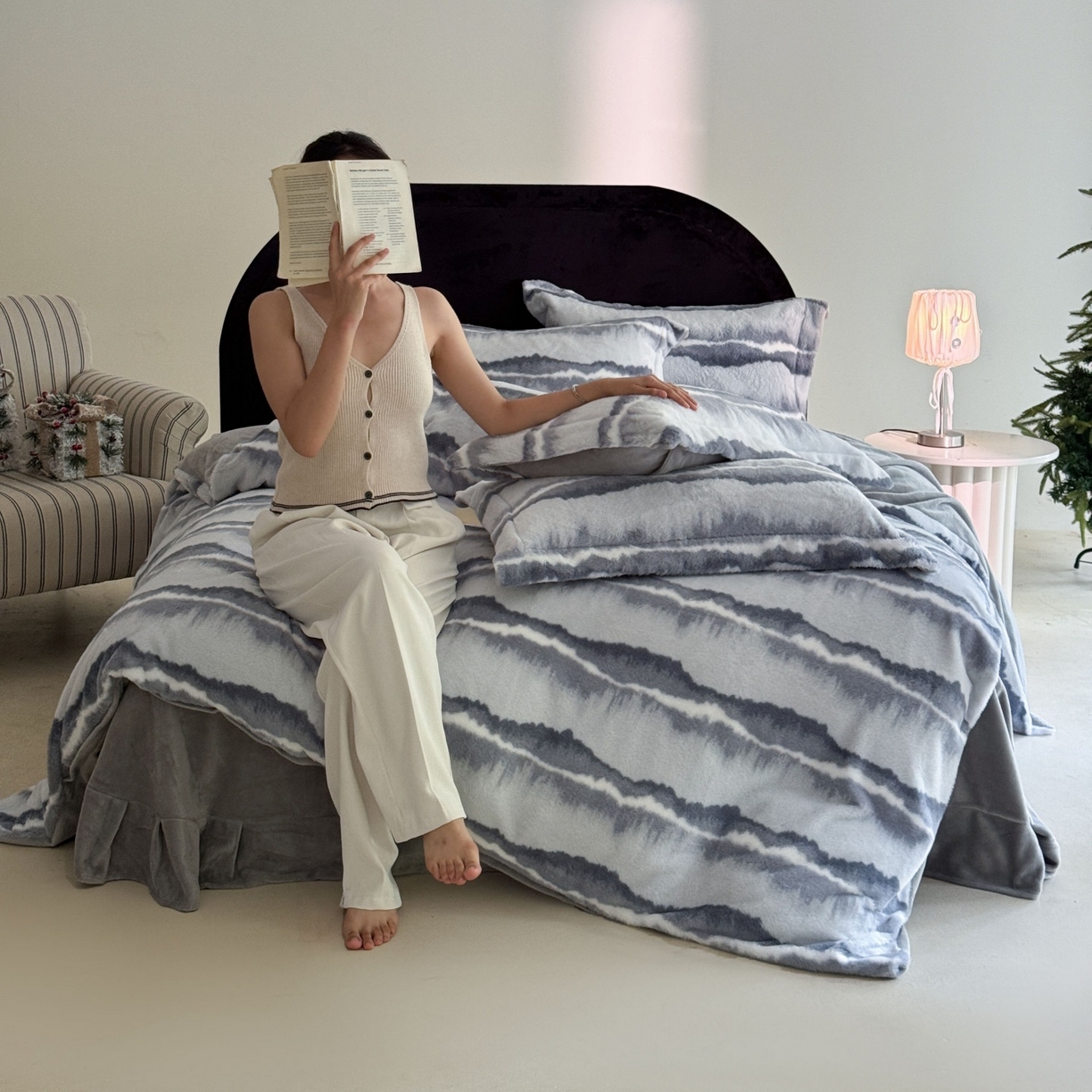 91家纺网 家纺一手货源 找家纺 7V 2025新款A类兔毛绒印花床单四件套夹棉床盖床笠四件套全工艺牛奶绒    远峰翠影